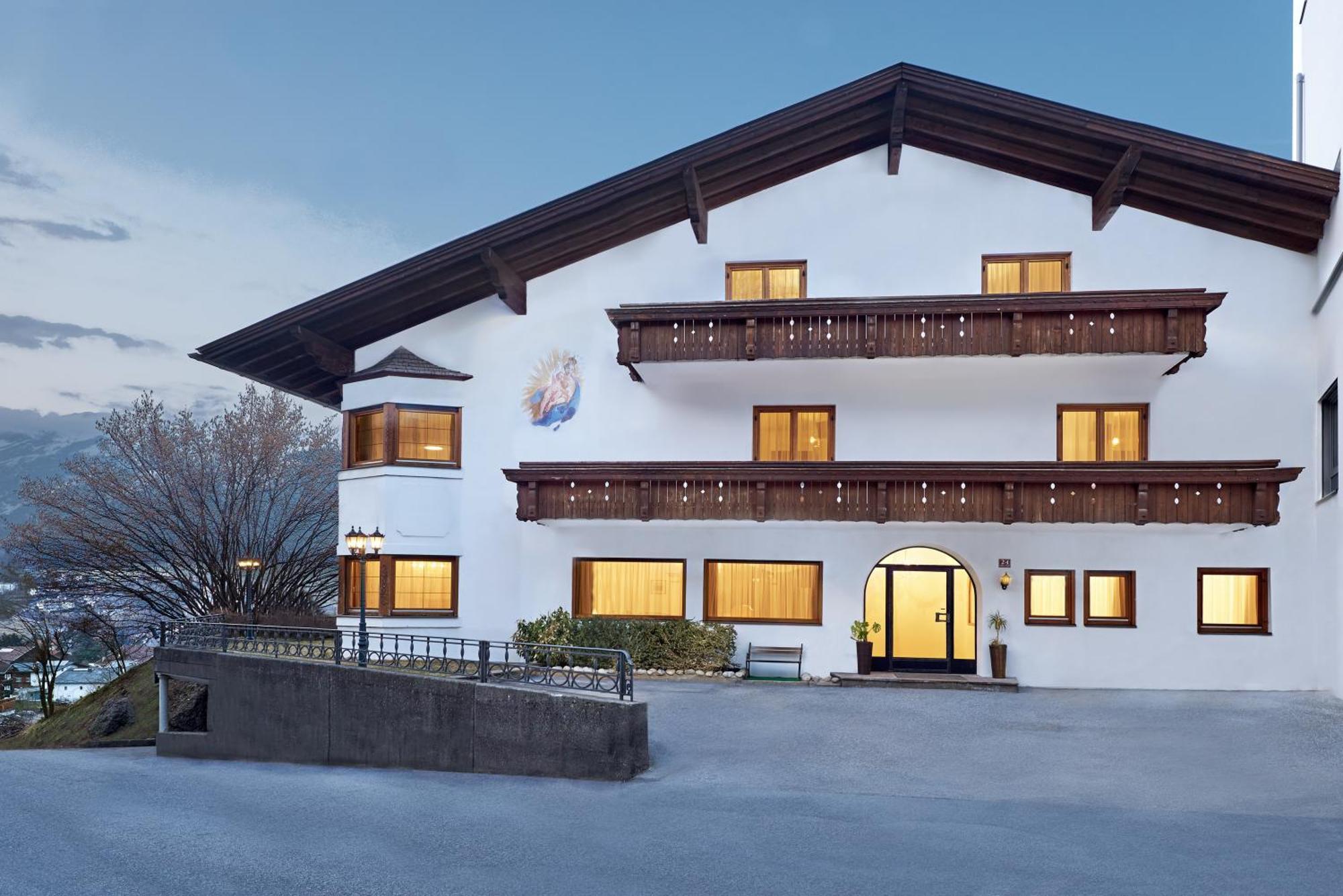 Muttererhof Hotel Mutters Exterior photo